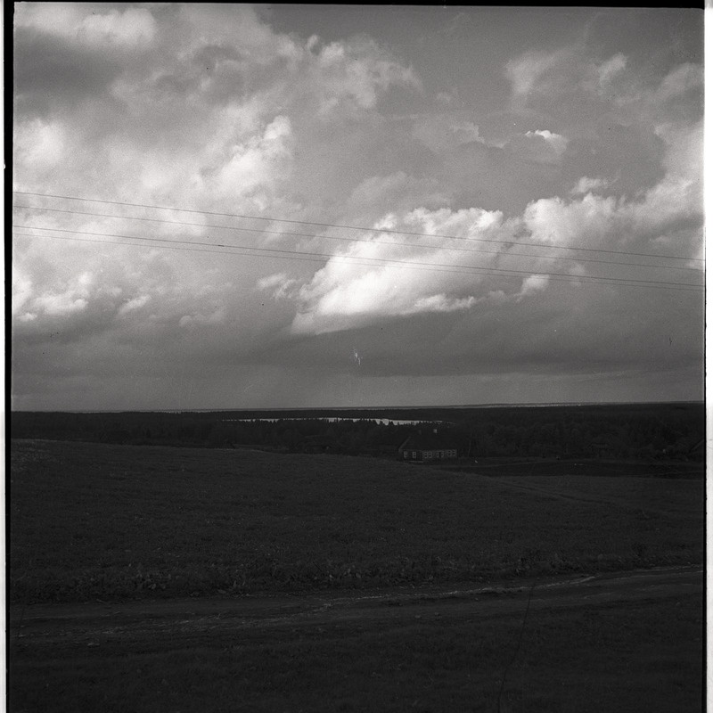 Maastik, tagaplaanil eluhoone