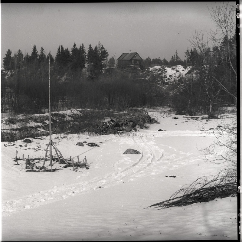 Talvine maastik, künkal eluhoone