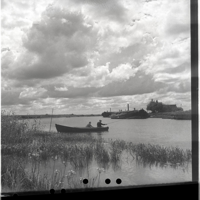 Emajõgi, kalamehed paadiga, taustal lodjad