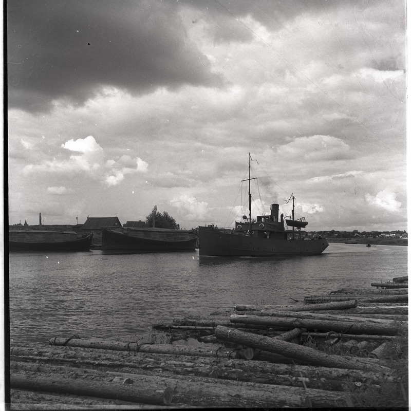 Emajõgi, laev ja lodjad, esiplaanil palgid