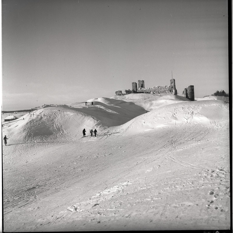 Rakvere Vallimägi ja linnusevaremed talvel