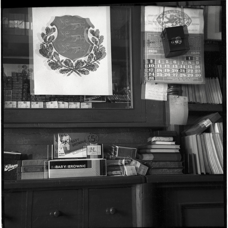 Riiul fototarvetega J. Triefeldti kaupluses