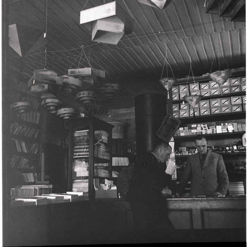 Fototarvete lett J. Triefeldti kaupluses, leti taga seisab Carl Sarap
