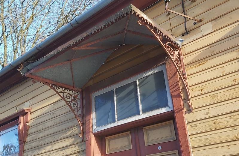 Kuressaare sepised: varikatuse konsoolid Suur-Sadama 12 rephoto