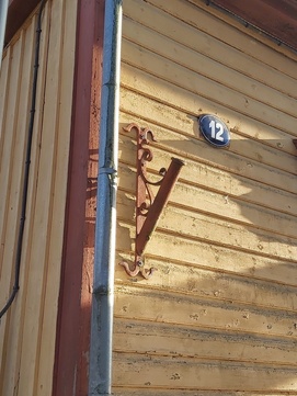 Kuressaare sepised: lipuvarda hoidik Suur-Sadama 12 rephoto