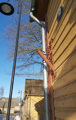 Kuressaare sepised: lipuvarda hoidik Suur-Sadama 13 rephoto