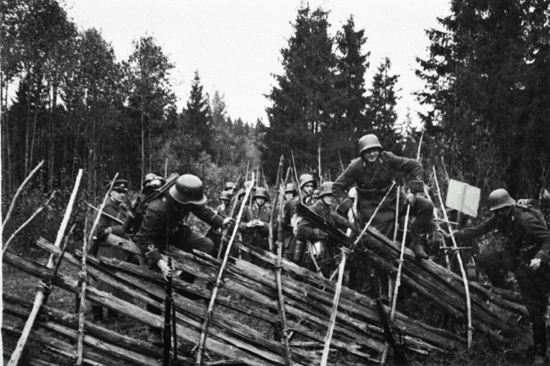 Sõjakooli ohvitserideklasside jalaväe klassi lipnikud väliõppusel Rapla lähedal karjaaeda ületamas.