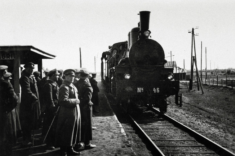 Sõjakooli ohvitserideklasside jalaväe klassi lipnikud Laagri raudteejaamas rongi ootamas.