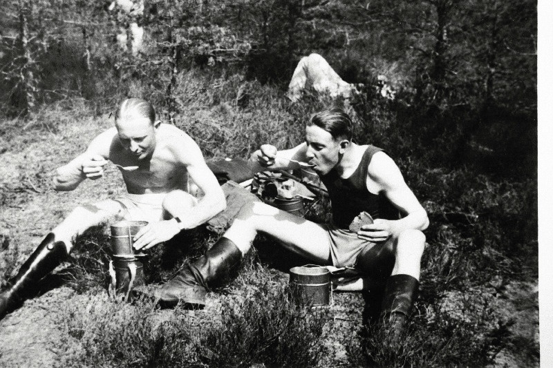 Sõjakooli ohvitserideklasside jalaväe klassi lipnikud väliõppusel suppi söömas.