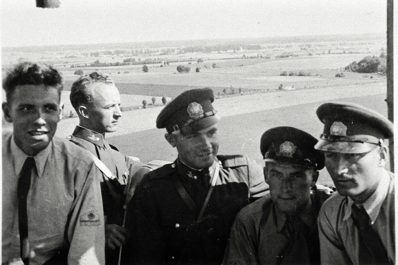 Sõjakooli ohvitserideklasside jalaväe klassi lipnikud Kellavere triangulatsioonitornis.