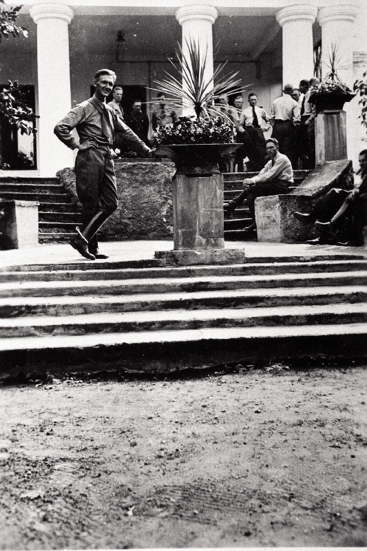 Sõjakooli ohvitserideklasside jalaväe klassi lipnikud Tapa mõisahoones asuva ohvitseride kasiino trepistikul.