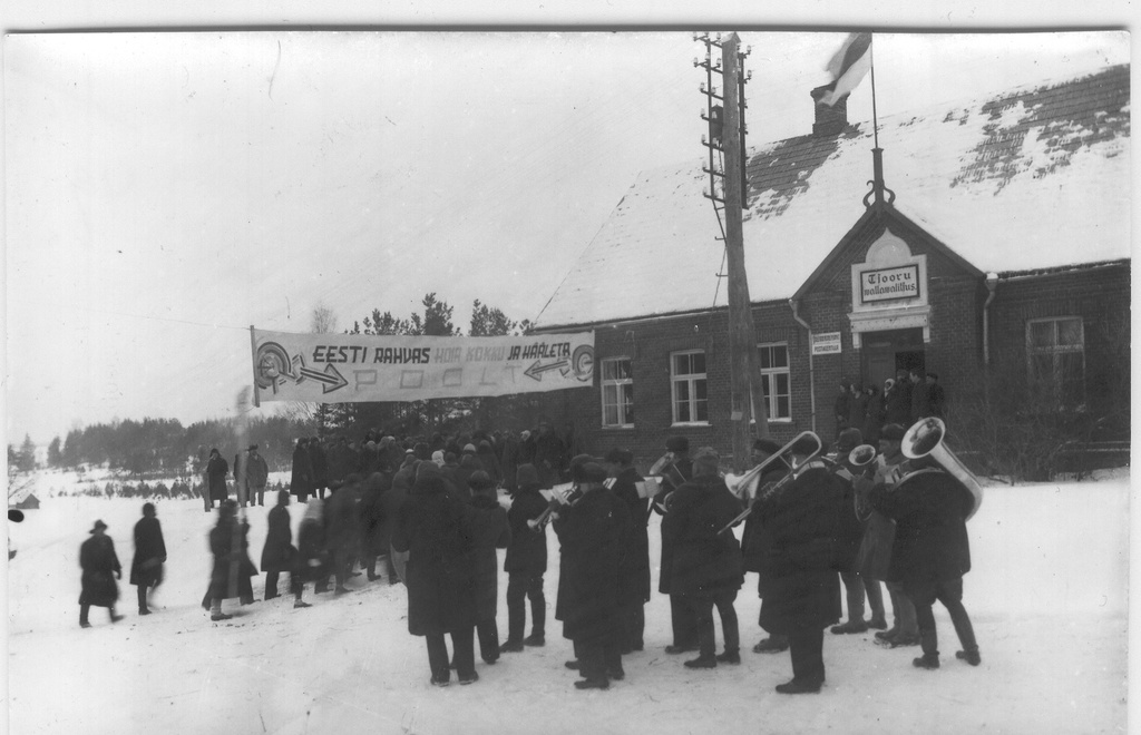 Foto ja negatiiv. Rahvahääletus Eesti Vabariigi uue põhiseaduse vastuvõtmises Tsooru vallamajas 24.02.1936.a.
