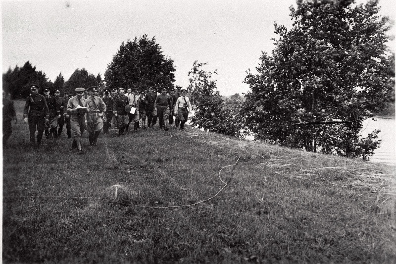 Sõjakooli ohvitserideklasside jalaväe klassi lipnikud teel Pljussa jõe piiripunkti.