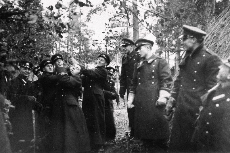 Sõjakooli ohvitserideklasside jalaväe klassi lipnikud väliõppusel pumbakaevu šahti rammimas.