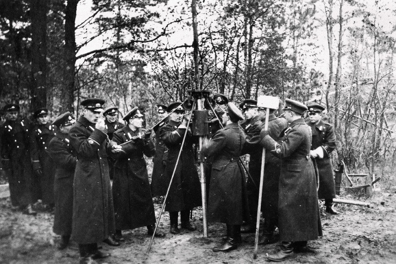 Sõjakooli ohvitserideklasside jalaväe klassi lipnikud väliõppusel pumbakaevu šahti rammimas.