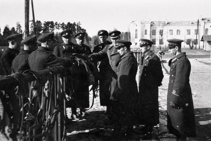 Sõjakooli ohvitserideklasside jalaväe klassi lipnikud ratsutamistunnis.