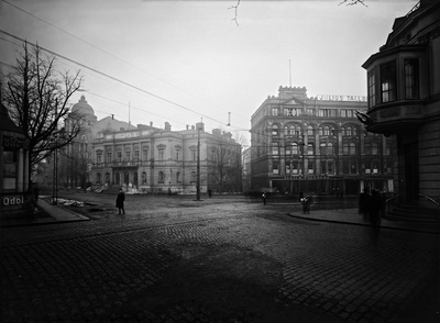 Näkymä Aleksanterinkadun ja Itäisen Heikinkadun risteykseen Ylioppilasaukiolle, jolla vuoden 1918 opaskartassa on myös nimi Raitiotientori ja joka sittemmin on tunnettu nimellä Kolmen sepän aukio  duplicate photo
