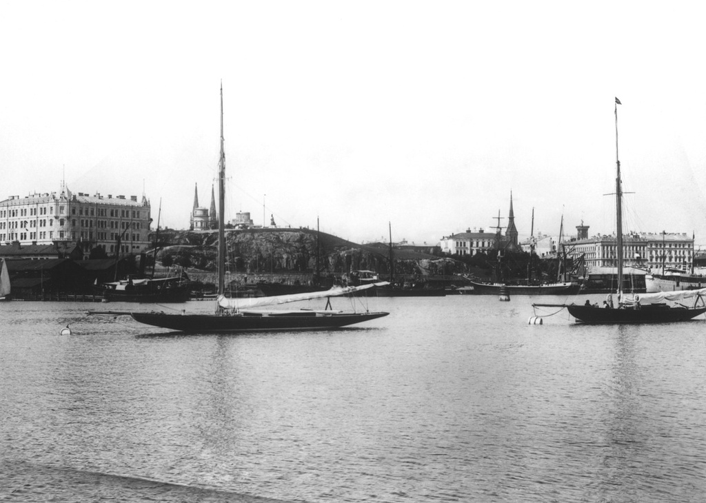 Nyländska Jaktklubbenin (NJK) purjeveneitä ankkurissa Valkosaarten edustalla