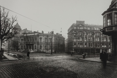 Näkymä Aleksanterinkadun ja Itäisen Heikinkadun risteykseen Ylioppilasaukiolle, jolla vuoden 1918 opaskartassa on myös nimi Raitiotientori ja joka sittemmin on tunnettu nimellä Kolmen sepän aukio  duplicate photo