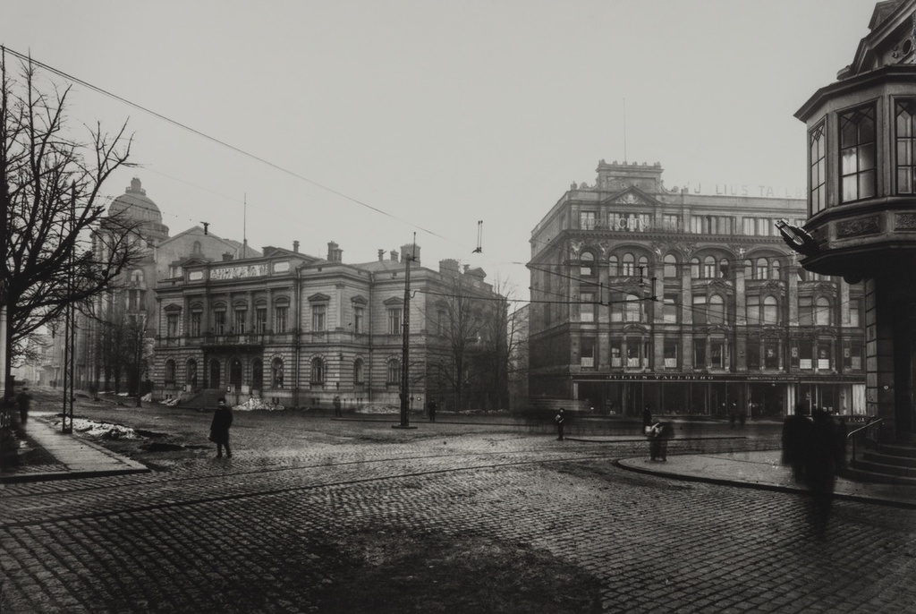 Näkymä Aleksanterinkadun ja Itäisen Heikinkadun risteykseen Ylioppilasaukiolle, jolla vuoden 1918 opaskartassa on myös nimi Raitiotientori ja joka sittemmin on tunnettu nimellä Kolmen sepän aukio