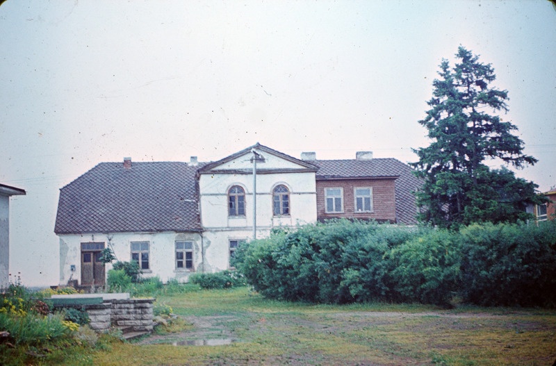 Vaade (mõisa?) hoonele.