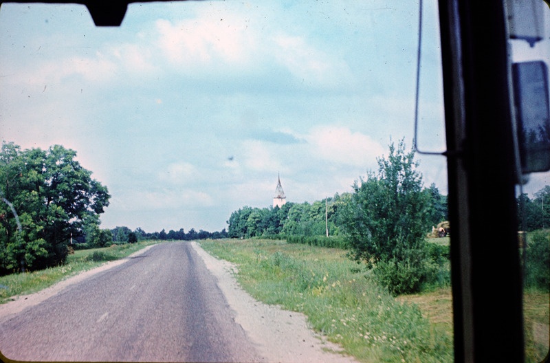 Maastik maantee, kiriku ja heinalistega