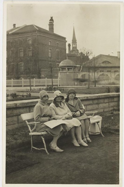 3 naist Pärnus pargipingil. 11.05.1930.