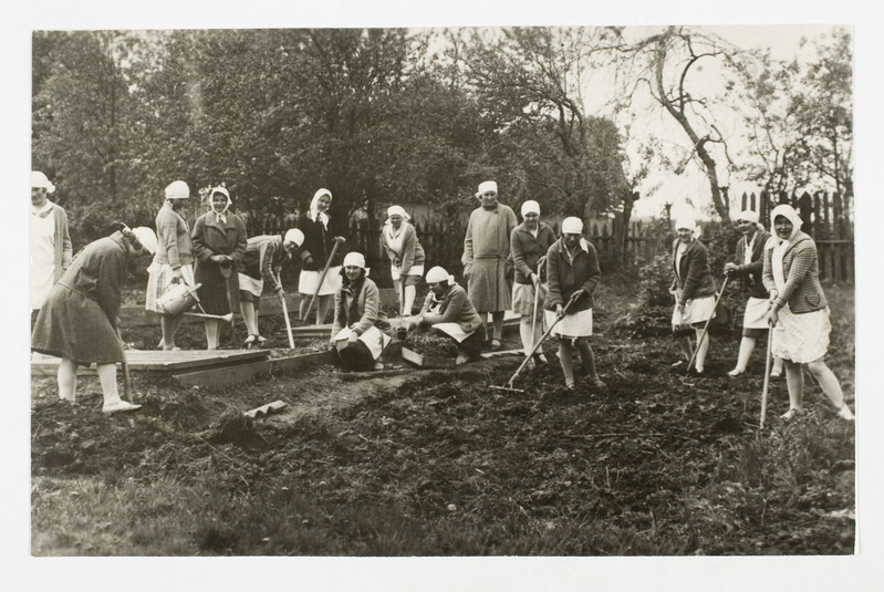 Kodumajanduskursused 1927. aastal (aianduse praktiline tund Viljandi Põllumeeste Seltsi aias)