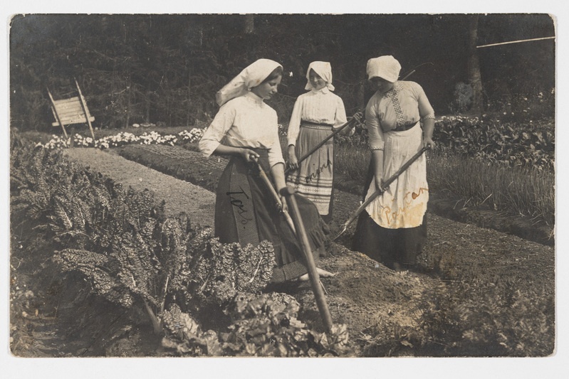 Neiud igapäevases riietuses. Liplapi aianduskoolis?