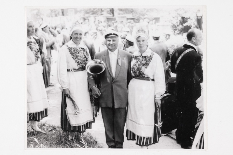 E. Savila (keskel) koos Sindi segakoori lauljatega Tallinnas