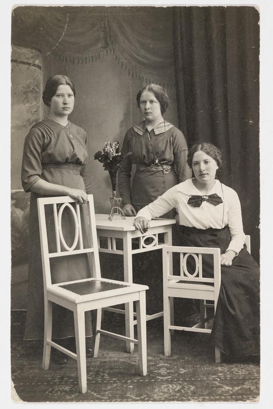 Naisterahvad pidulikus riietuses 1915. a.