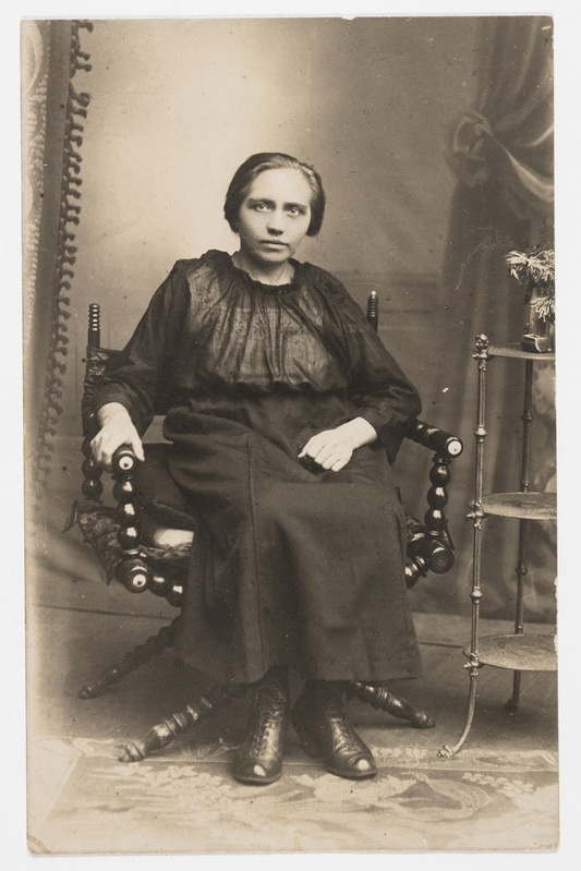 Naisterahva pidulik riietus umbes 1920. a.