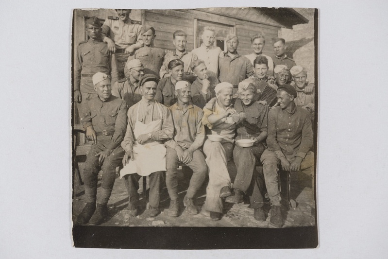 Grupp lõbusaid sõdurpoisse Aseris 1946