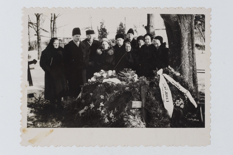 Hans Juul'i matused, leinajad kalmu juures