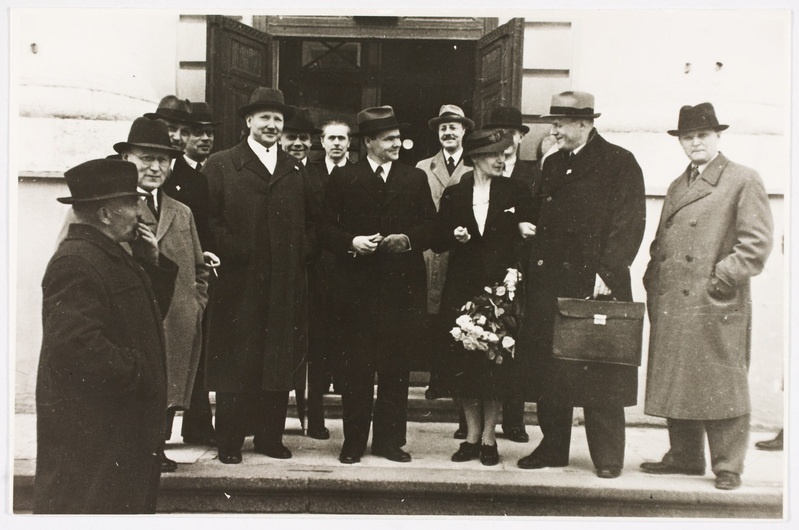 Pildistatud F. Linnuse doktoripromotsiooni lõppedes Tartu Ülikooli peahoone trepil 18. V 1938