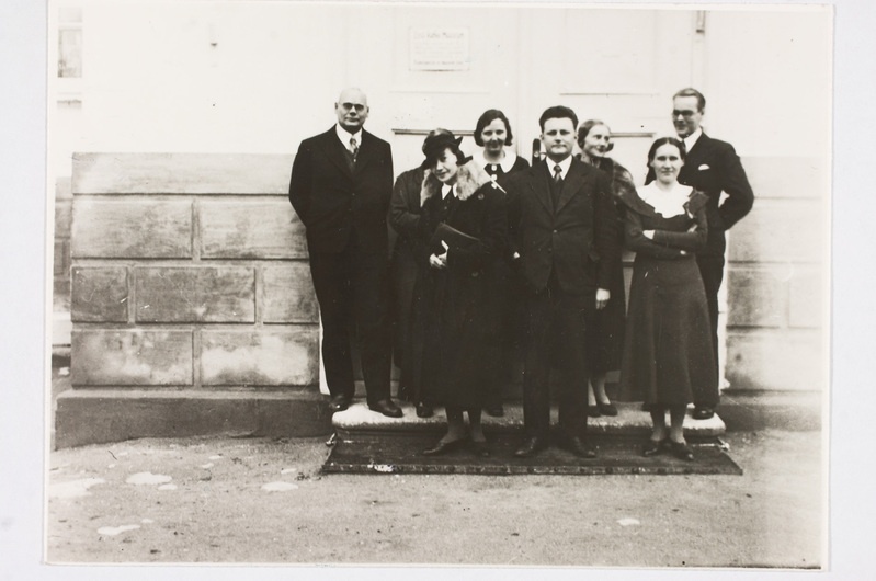 Eesti Rahva Muuseumi töötajaid ja külalisi, pildistatud muuseumihoone peaukse ees Raadil 1936. aastal