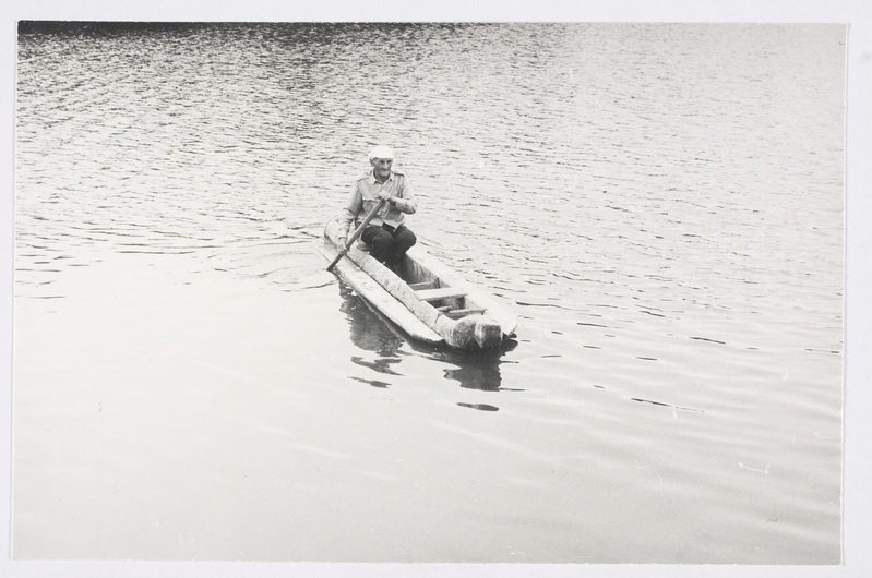 Fedulov, Matvei Mihhailovitð oma paadiga "hongo" järvel sõitmas.