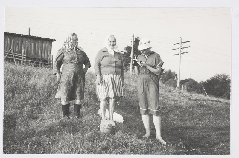 Eve Paavel Mandera küla elanikke küsiltemas.