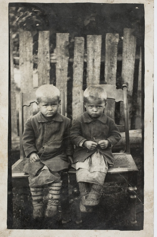 Kaksikud Otto ja Eeri Uusnurm (sünd. 1926) 1929. või 1930. aastal