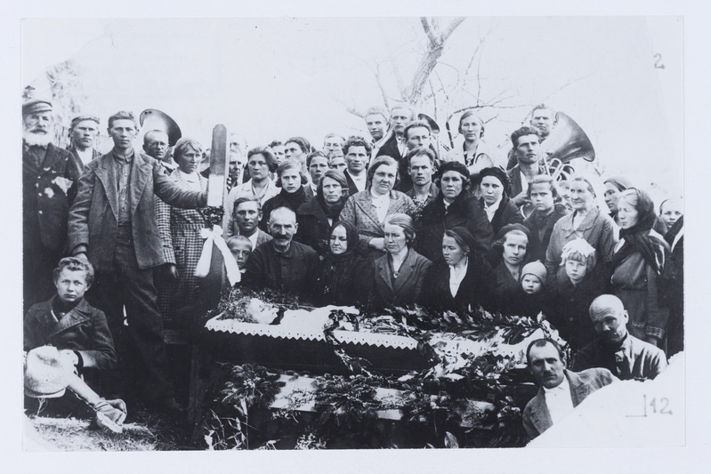 Tütarlaps Salme Neimani matused, suri tiisikusse 1930. aastate algul Sulevis