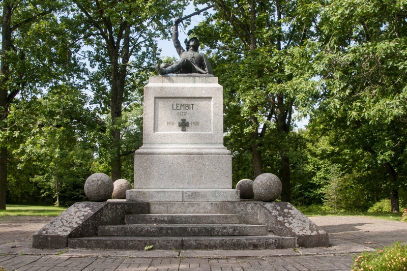 Suure-Jaani Lõhavere linnamägi ja monument. rephoto