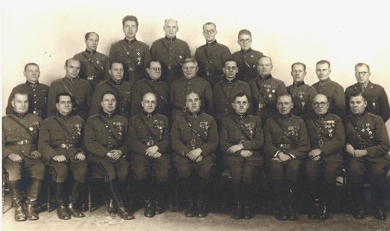Kaitseliidu Kalevi malevkonna pealikutekogu malevkonna 15. aastapäeval, esimeses reas vasakult: E.Kõppo, N.Mändvere, A.Rebast, V.Arak, malevkonna pealik B.Abrams, E.Liivrand, K.Huuk, M.Adamsoo ja L.Lemmist, teises reas: N.Mirt, A.Kask, prof. J.Vaks, Kuuskmaa, R.Tohver, dr. Veimre, A.Lobjakas, N.Karp, J.Raud, Jurri, kolmandas reas: E.Allandi, H.Aljak, A.Bender, A.Rüütel, O.Koni.