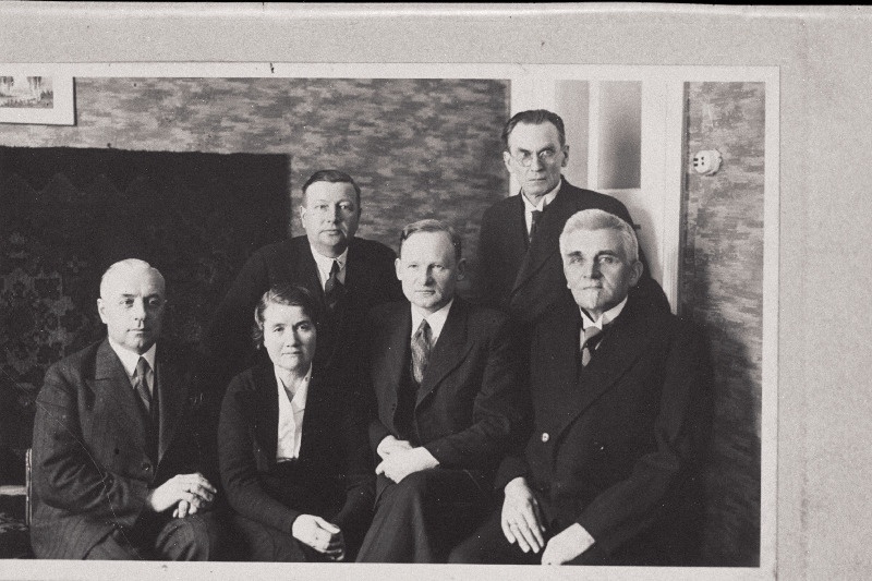 Eesti Vabariigi sotsiaaldemokraate, vasakult 2. Jansen, Helmi (kunstnik A.Janseni abikaasa), 3. Oinas, Aleksander.