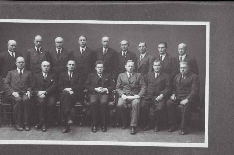 Eesti Vabariigi Riigikogu sotsialistlik fraktsioon, esimeses reas vasakult: 1. Johanson, 4. Gustavson, 5. Oinas; teises reas: 2. N.Andresen, 3. Jõeäär, 4. Unt.