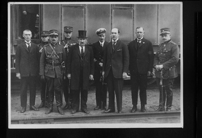 Eesti Vabariigi riigivanem J. Jaakson koos saatjatega suundumas külaskäigule Riiga.  duplicate photo