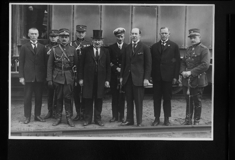 Eesti Vabariigi riigivanem Jaakson enne ärasõitu Riiga.
