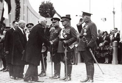 Poola president J. Mościcki tervitab Eesti sõjaväelasi Tallinna sadamas.  similar photo