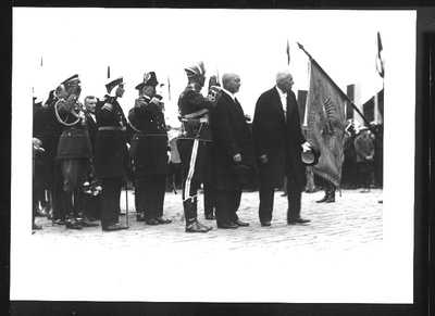 Poola president Ignacy Mościcki (paremalt 1.) möödub auvalvest teel sadamast linna.  similar photo