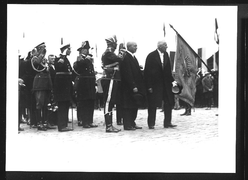 Poola president Ignacy Mościcki (paremalt 1.) möödub auvalvest teel sadamast linna.