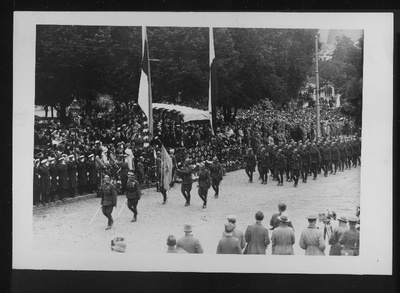 Eesti Vabariigi sõjaväeüksused paraadil Poola president Ignacy Mościcki külaskäigu puhul.  similar photo